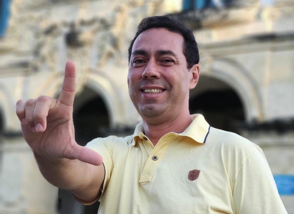 Leo Bandeira recebe reconhecimento como Prefeito Inovador 2025 em Lucena PB